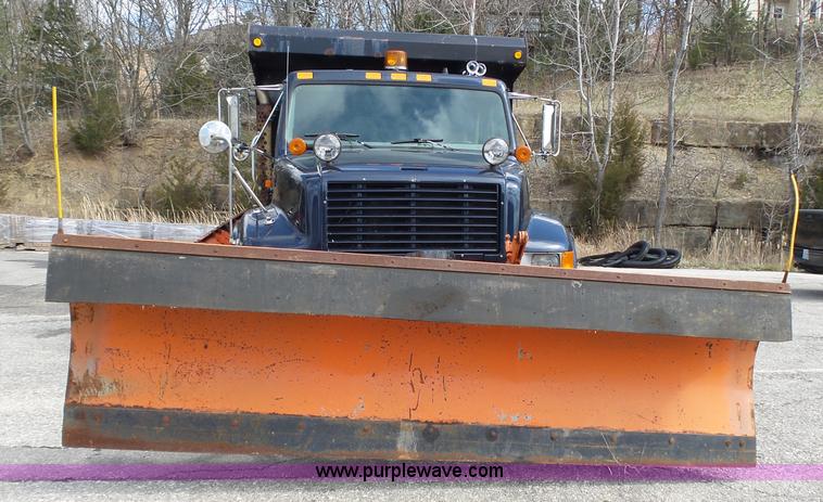 image for item J4228 2001 International 4900 dump truck