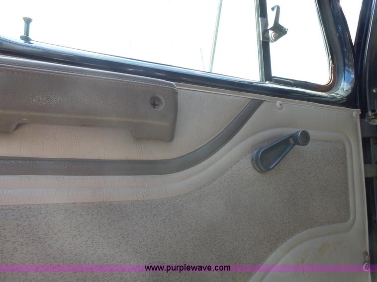 image for item J4228 2001 International 4900 dump truck