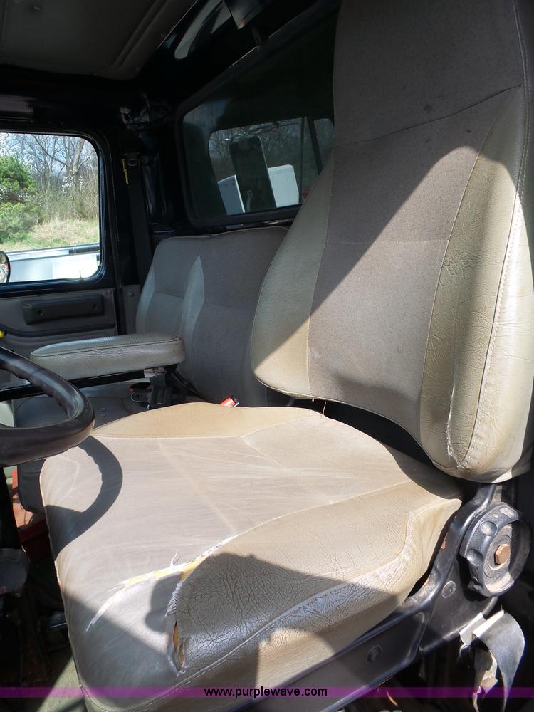 image for item J4228 2001 International 4900 dump truck