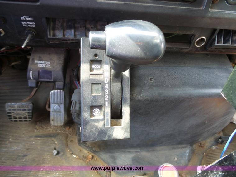 image for item J4228 2001 International 4900 dump truck