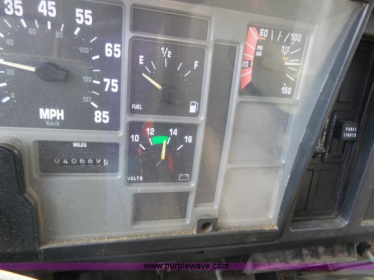 image for item J4228 2001 International 4900 dump truck