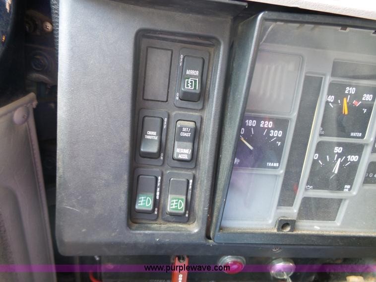 image for item J4228 2001 International 4900 dump truck