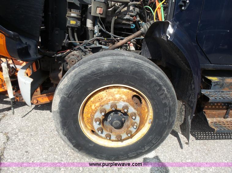 image for item J4228 2001 International 4900 dump truck