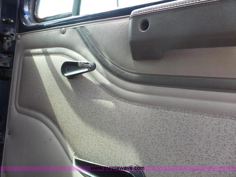 image for item J4228 2001 International 4900 dump truck