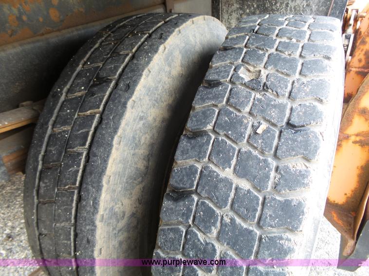 image for item J4228 2001 International 4900 dump truck