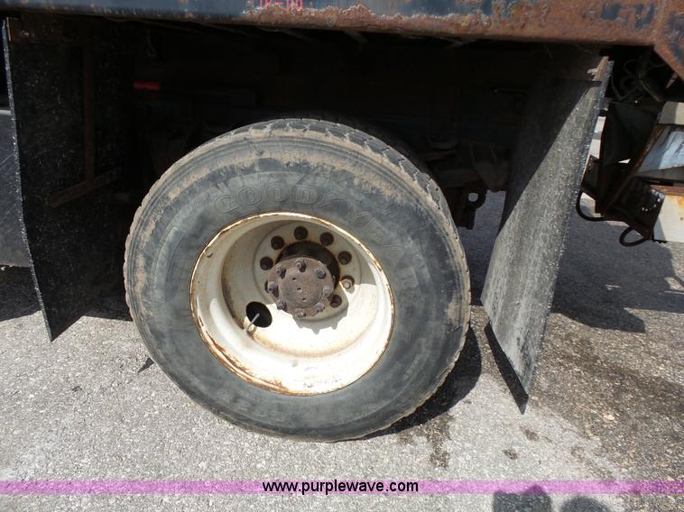 image for item J4228 2001 International 4900 dump truck