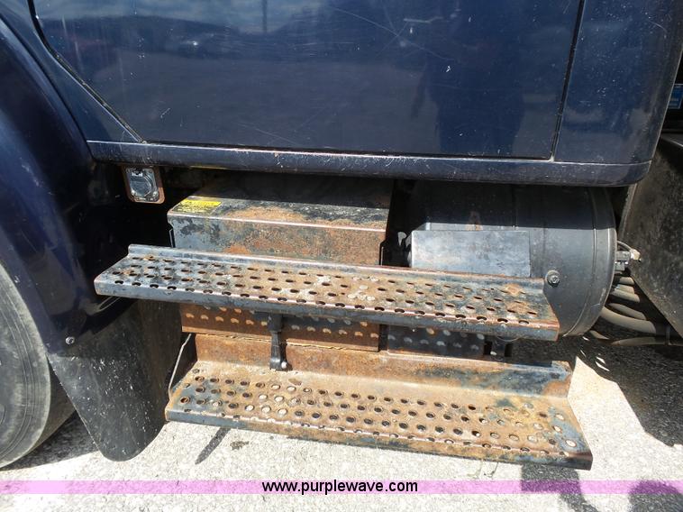 image for item J4228 2001 International 4900 dump truck