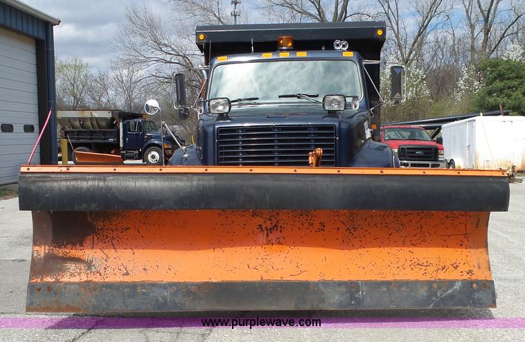 image for item J4229 2001 International 4900 dump truck
