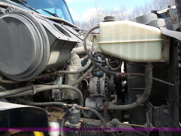 image for item J4229 2001 International 4900 dump truck