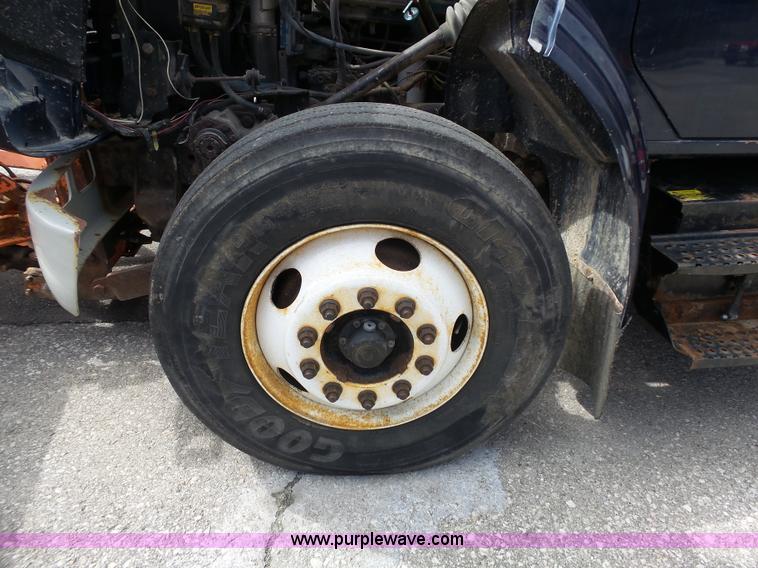 image for item J4229 2001 International 4900 dump truck