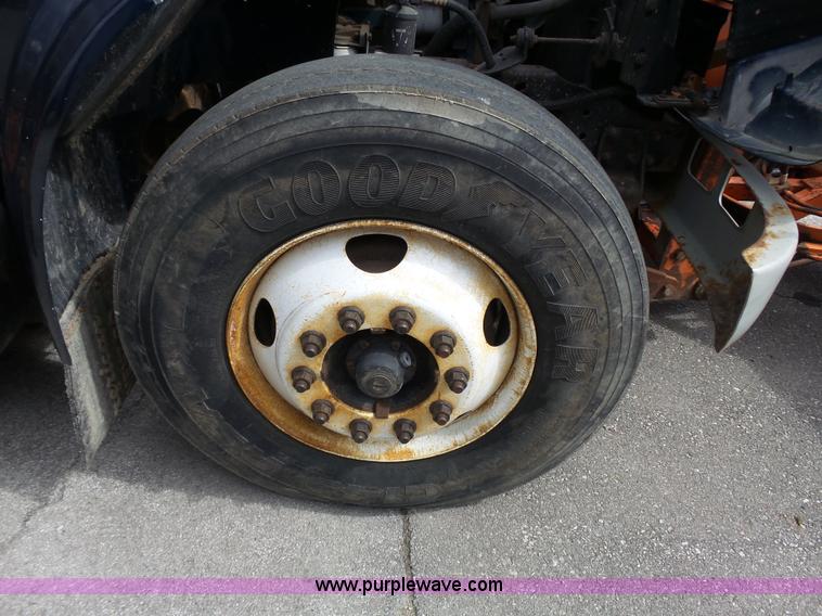 image for item J4229 2001 International 4900 dump truck