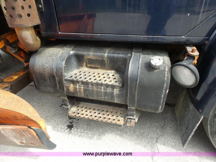 image for item J4229 2001 International 4900 dump truck