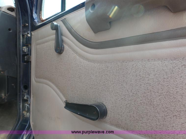 image for item J4229 2001 International 4900 dump truck