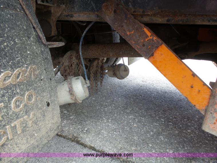 image for item J4229 2001 International 4900 dump truck