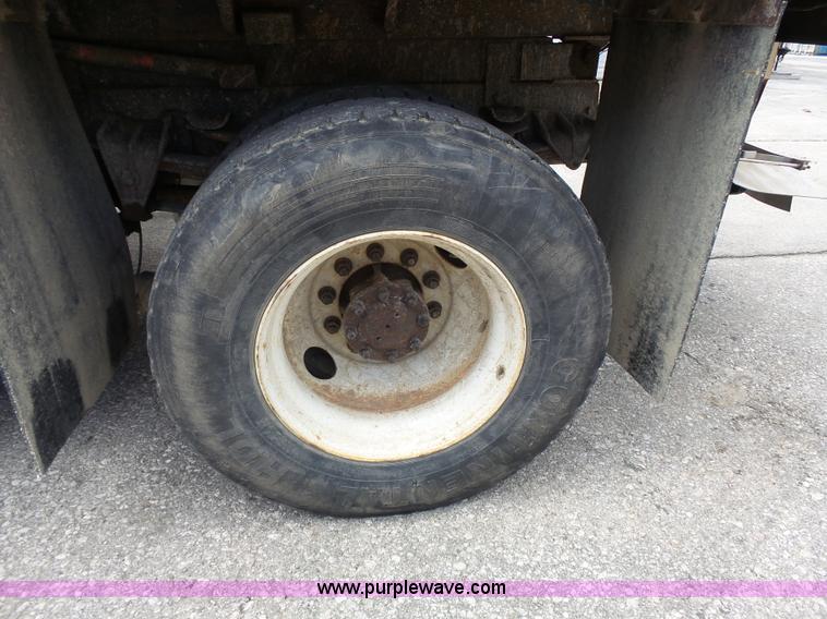 image for item J4229 2001 International 4900 dump truck