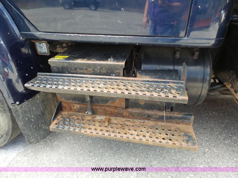 image for item J4229 2001 International 4900 dump truck