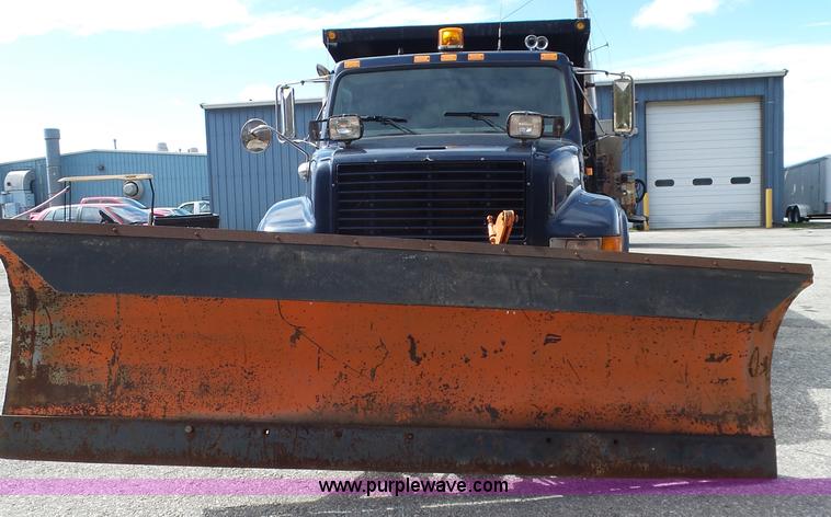 image for item J4230 2002 International 4900 dump truck