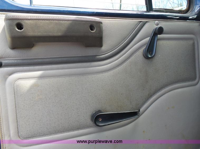 image for item J4230 2002 International 4900 dump truck