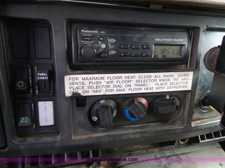 image for item J4230 2002 International 4900 dump truck