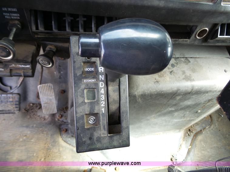 image for item J4230 2002 International 4900 dump truck