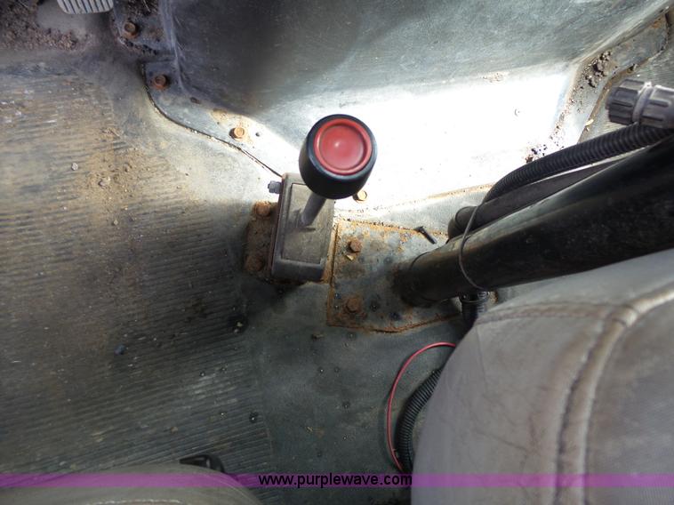 image for item J4230 2002 International 4900 dump truck