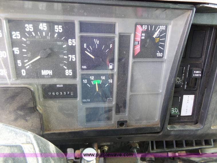 image for item J4230 2002 International 4900 dump truck