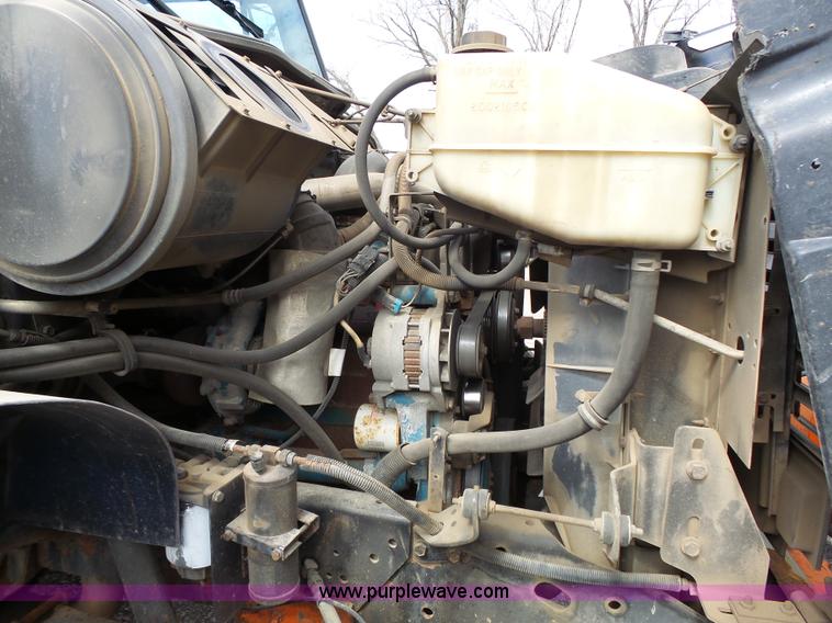 image for item J4230 2002 International 4900 dump truck