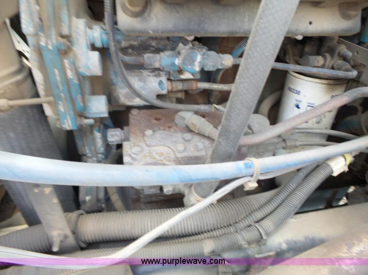 image for item J4230 2002 International 4900 dump truck