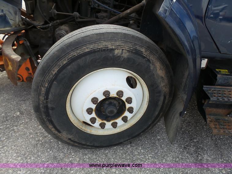 image for item J4230 2002 International 4900 dump truck