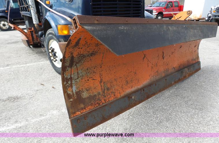 image for item J4230 2002 International 4900 dump truck