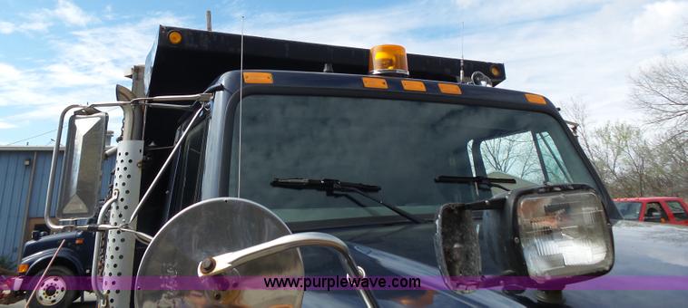 image for item J4230 2002 International 4900 dump truck