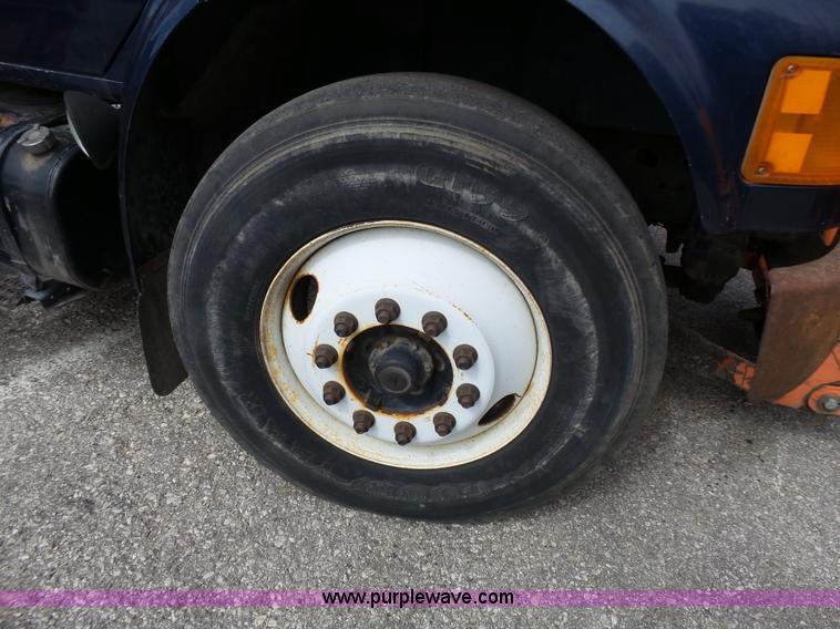 image for item J4230 2002 International 4900 dump truck