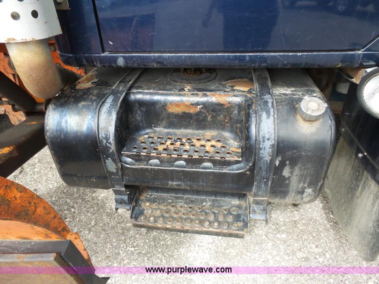 image for item J4230 2002 International 4900 dump truck