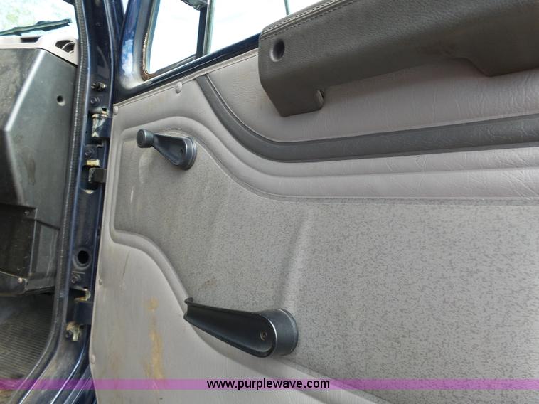 image for item J4230 2002 International 4900 dump truck