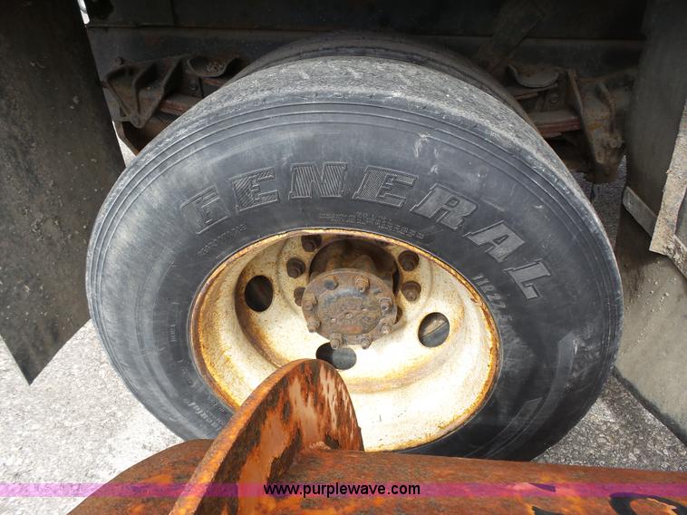 image for item J4230 2002 International 4900 dump truck