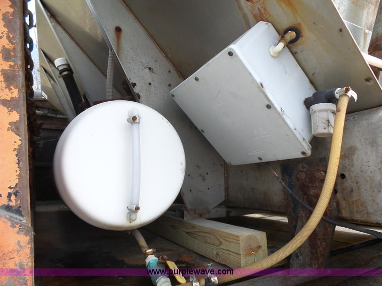 image for item J4230 2002 International 4900 dump truck