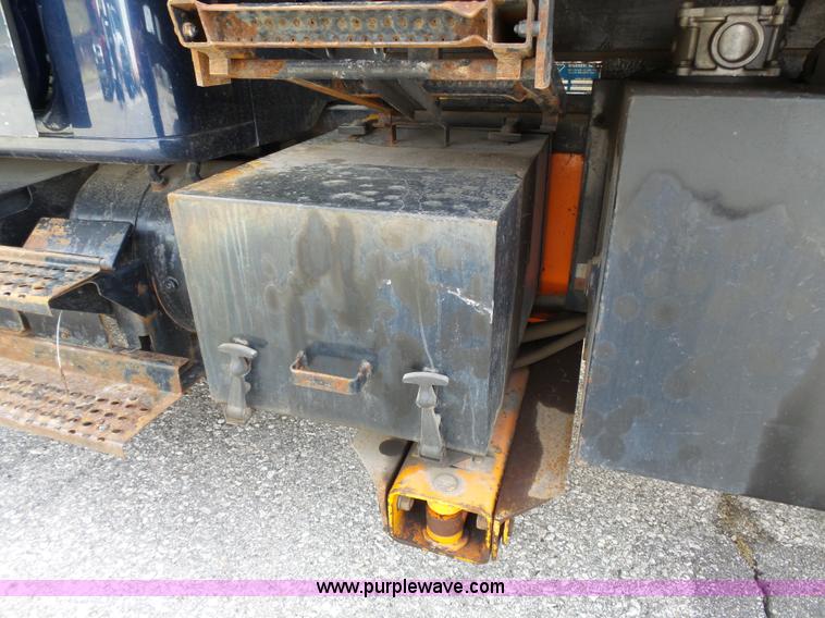 image for item J4230 2002 International 4900 dump truck