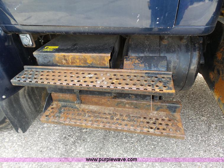 image for item J4230 2002 International 4900 dump truck