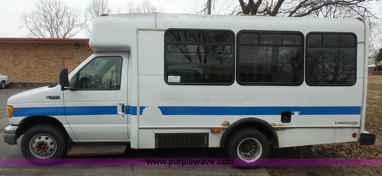 image for item J4702 2000 Ford 800 Champion bus