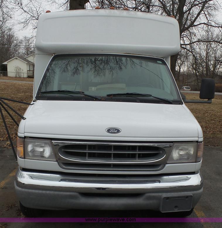 image for item J4702 2000 Ford 800 Champion bus