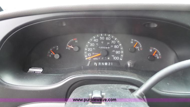 image for item J4702 2000 Ford 800 Champion bus