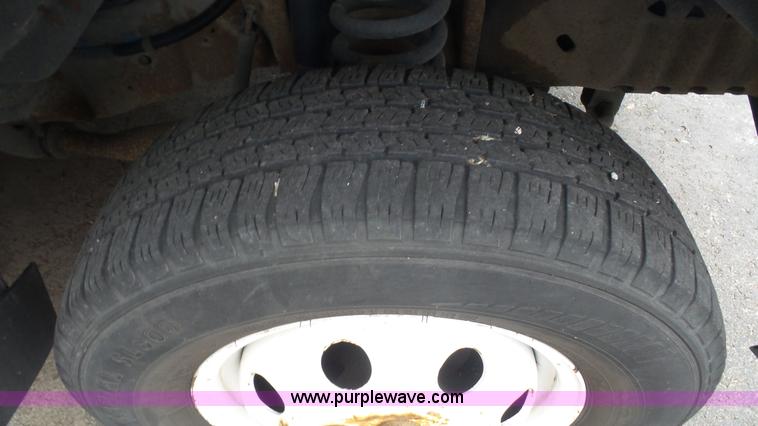 image for item J4702 2000 Ford 800 Champion bus