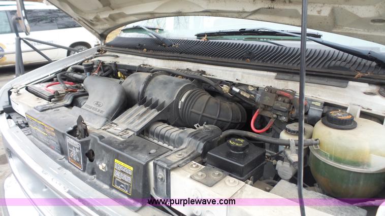 image for item J4702 2000 Ford 800 Champion bus