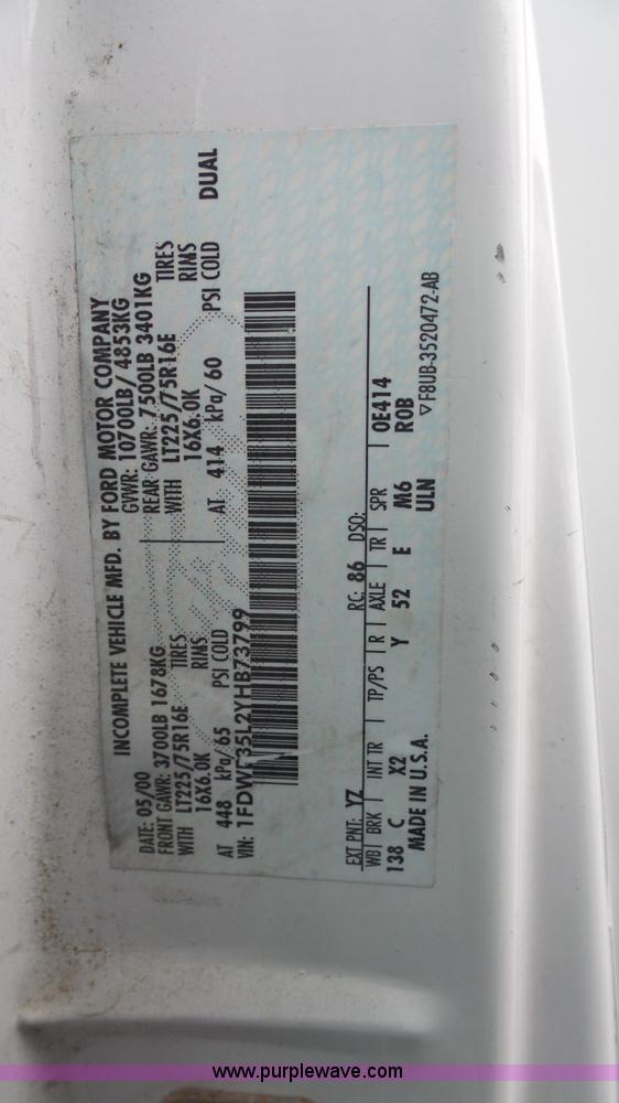 image for item J4702 2000 Ford 800 Champion bus