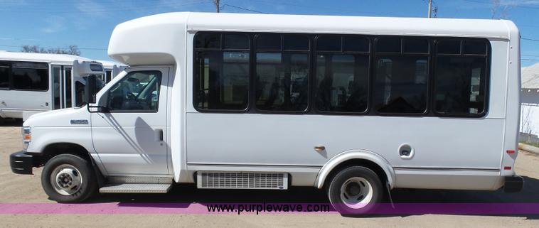 image for item J6188 2010 Ford Econoline E450 shuttle bus