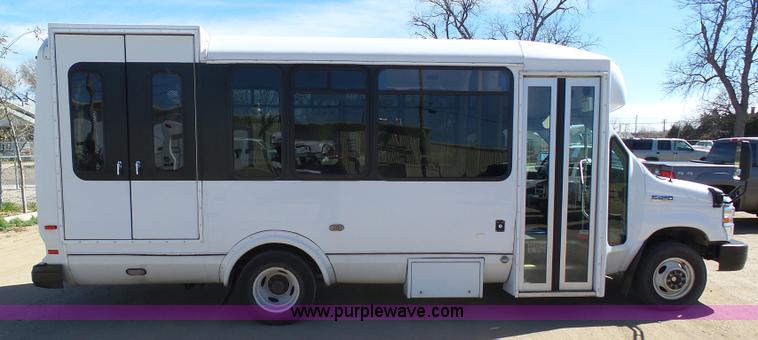 image for item J6188 2010 Ford Econoline E450 shuttle bus