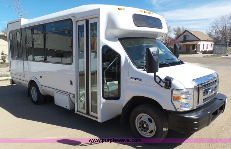 image for item J6188 2010 Ford Econoline E450 shuttle bus