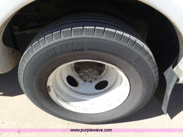 image for item J6188 2010 Ford Econoline E450 shuttle bus