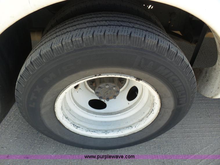 image for item J6188 2010 Ford Econoline E450 shuttle bus