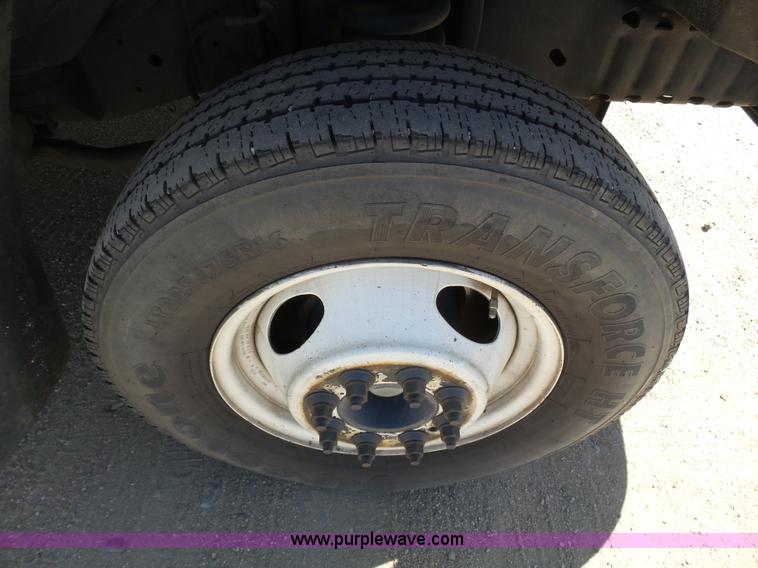 image for item J6188 2010 Ford Econoline E450 shuttle bus